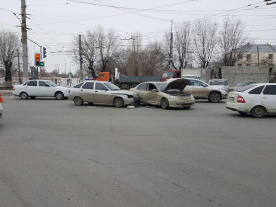 На западе Волгограда из-за неуступчивого водителя пострадала женщина