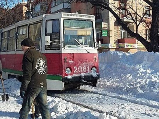 В Волгограде иномарка подрезала трамвай