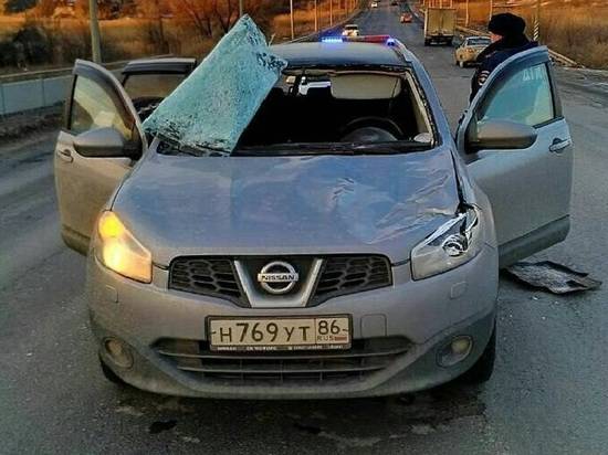 В Волгограде водителя легковушки ранила льдина, которая упала с фуры
