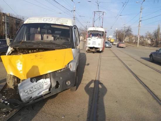 На юге Волгограда маршрутка протаранила автобус прямо на трамвайных путях