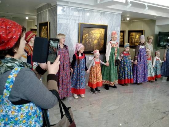 На Масленицу в музее Машкова примерили кокошники и создали кукол