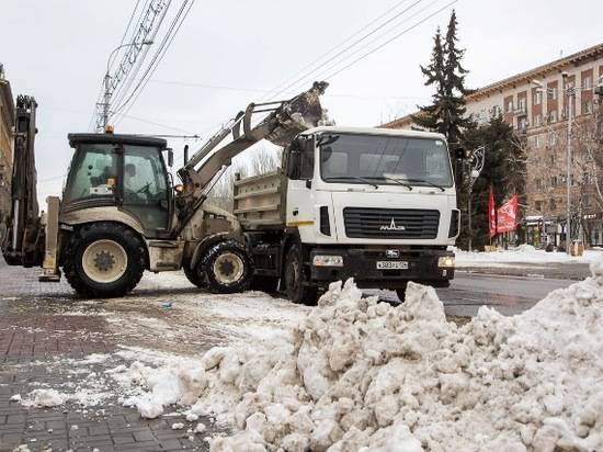 Волгоградские коммунальщики сегодня вывезли с дорог 600 кубометров снега
