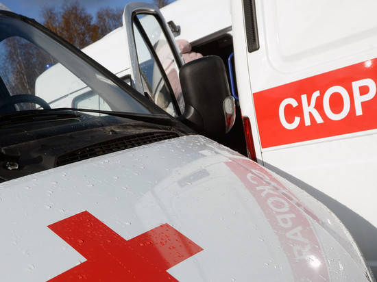 Волгоградка на красной иномарке не пропустила во дворы машину скорой помощи