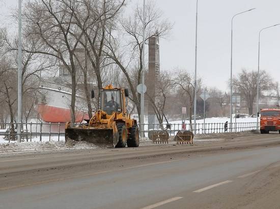 Волгоградские дорожники продолжают чистить город от снега