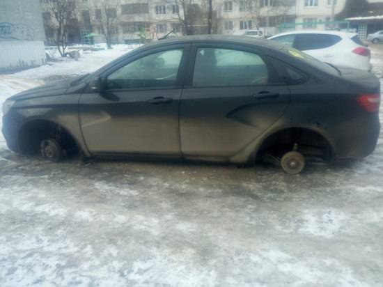 С машины волгоградца стащили колеса