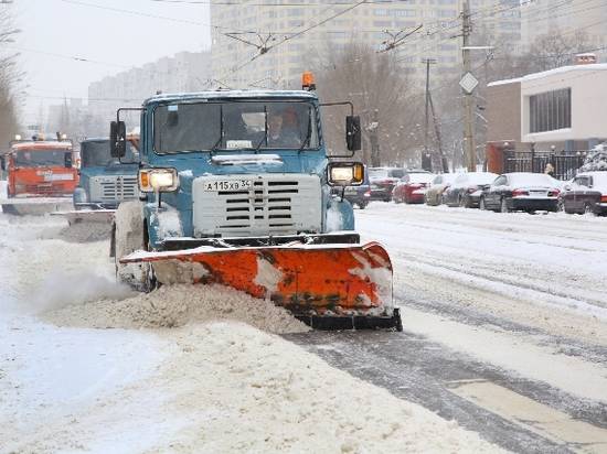 В Волгограде 70 единиц спецтехники приводят в порядок дороги после снегопада