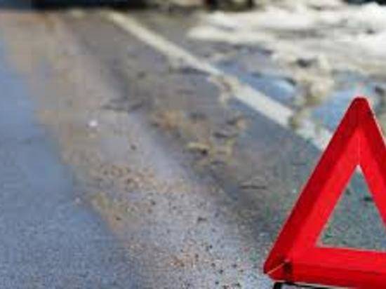 На юге Волгограда легковушка подрезала пустой 79-й автобус