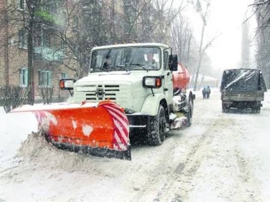 В Волгограде продолжают очищать от снега и льда дворы и улицы