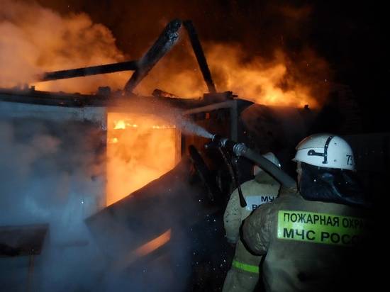 В Урюпинске машина сгорела вместе с гаражом