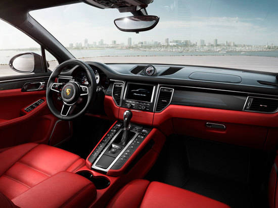 На Нулевой продольной автоледи на Porsche догнала Nissan
