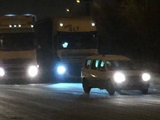 Видимо, замерзли: на юге Волгограда притерлись две фуры