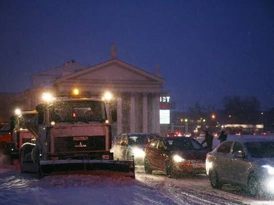Волгоградские улицы от снега всю ночь очищали 82 единицы спецтехники