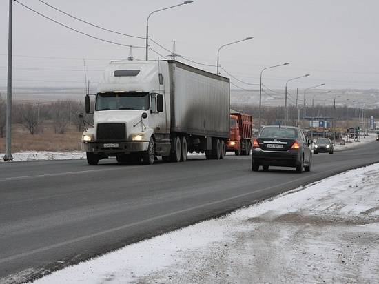 Дорожники вышли на борьбу с гололедом на волгоградских трассах