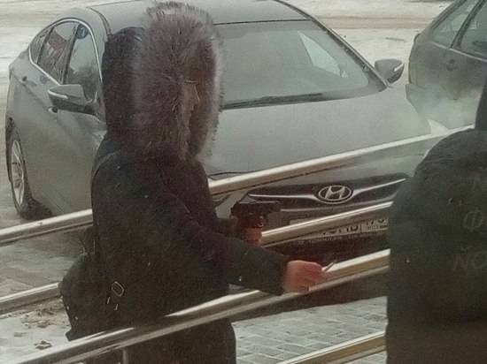 Волгоградцы обсуждают в соцсети девушку стоявшую с пистолетом у гипермаркета