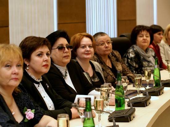 В региональном парламенте женщин-руководителей поздравили с 8 Марта