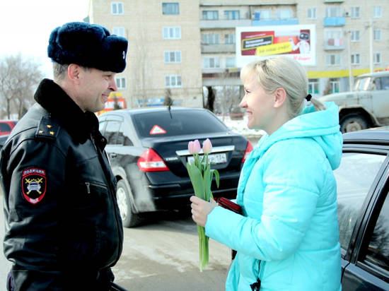 Волгоградские полицейские подарили женщинам-водителям предпраздничное настроение и цветы