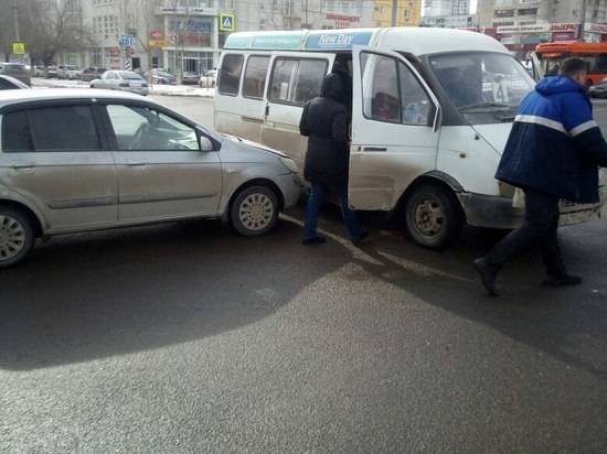 В центре Волгограда столкнулись маршрутка и иномарка