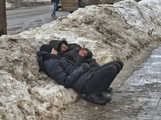Смотри, какое весеннее небо: волгоградцы обсуждают парней, отдыхающих на снегу