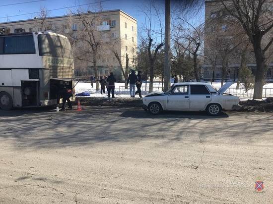 В Кировском районе Волгограда «пятерка» раздавила двоих мужчин, ремонтировавших автобус