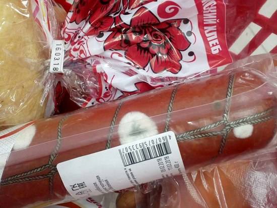 Плесень со скидкой: в волгоградском магазине продают испорченную колбасу
