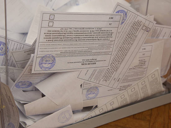 Работники Волжского трубного завода голосуют на дополнительном избирательном участке