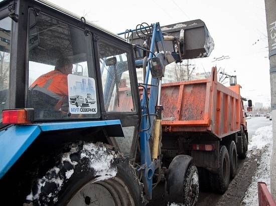 За сутки на дороги Волгограда отсыпали около 1400 тонн пескосоляной смеси
