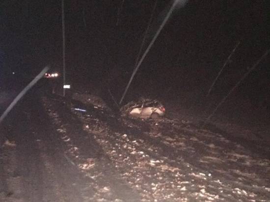 В Суровикино на трассе под фуру попала легковушка: два человека погибли