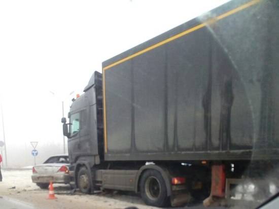 На трассе под Волгоградом в тройном ДТП с фурой и грузовиком пострадал мужчина