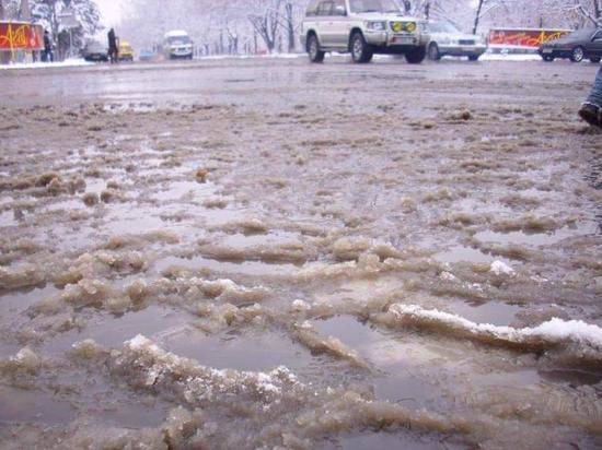 В Волгограде из-за обилия воды перекрыли дорогу на Ангарском