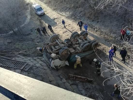 В Советском районе Волгограда КамАЗ слетел с моста перед тоннелем