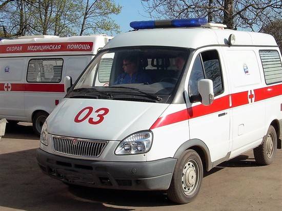 В Волгограде рано утром водитель влетел в фонарный столб