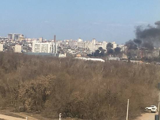 В Краснооктябрьском районе Волгограда полыхает камыш