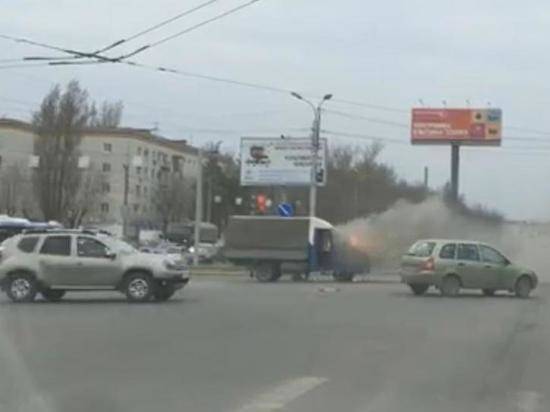 На западе Волгограда на перекрестке загорелась грузовая «газель»