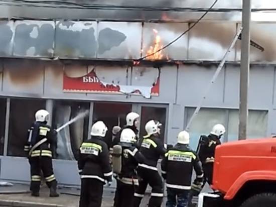 В Волгограде на Спартановке сгорел торговый павильон