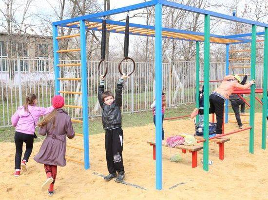 В поселке Максима Горького открыли новую спортплощадку