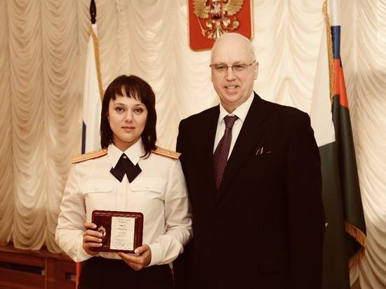 Старпом руководителя волгоградского СКР Наталия Куницкая получила награду от Александра Бастрыкина