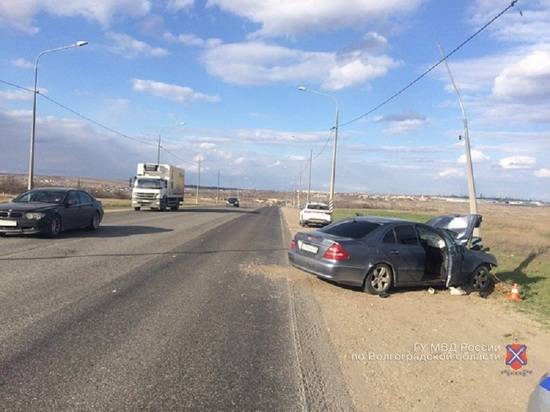 На выезде из Волгограда Mercedes врезался в столб: два человека в больнице