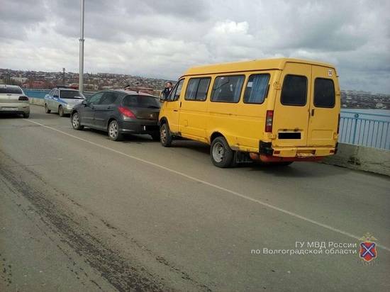 В Камышине маршрутка врезалась в иномарку