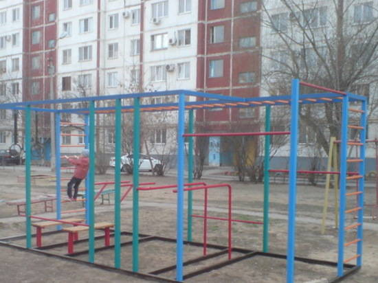 В Волжском осужденные изготовили спортплощадку для детей