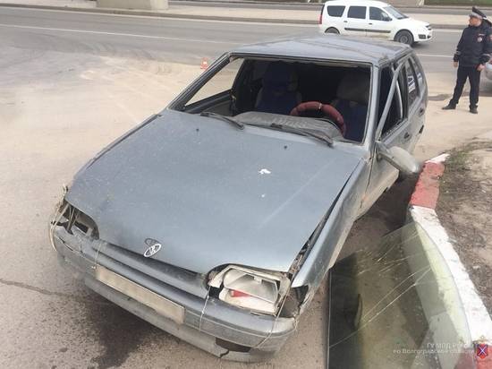 В Волгограде ВАЗ-2114 наехал на бордюр: пострадал 40-летний водитель