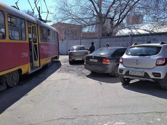 В Волгограде автохамы паркуются на остановках