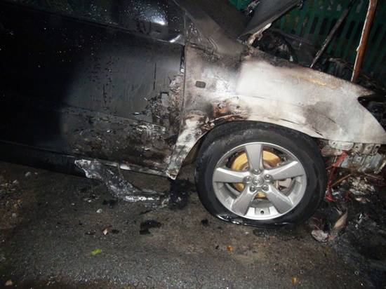 На западе Волгограда сгорел годовалый Lexus