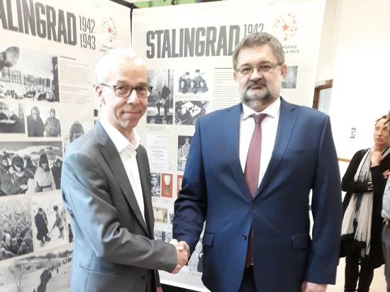 Ректор ВолГУ открыл выставку «Сталинград: призыв к миру» в Брюсселе