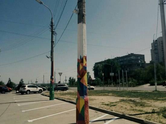 Все цвета радуги: в центре Волгограда разукрасили столбы