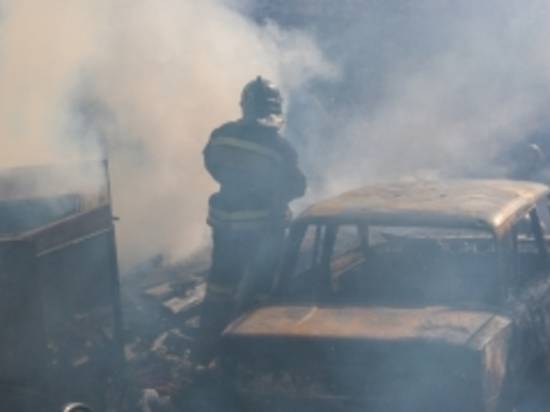 В Дзержинском районе Волгограда ночью сгорел Mercedes