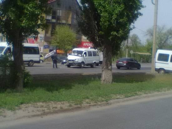 Стекла по всей дороге: под Волгоградом столкнулись две маршрутки