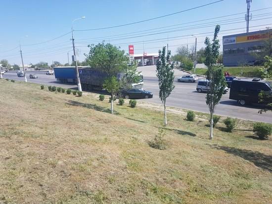 Не заметил: в Волгограде столкнулись фура и иномарка