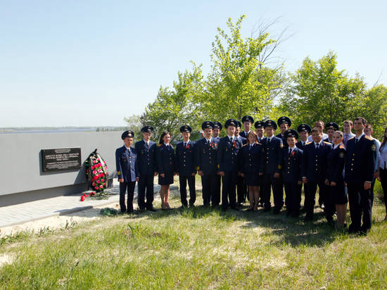 Волгоградские следователи отреставрировали памятник защитникам Отечества в Нижнем поселке ВгТЗ