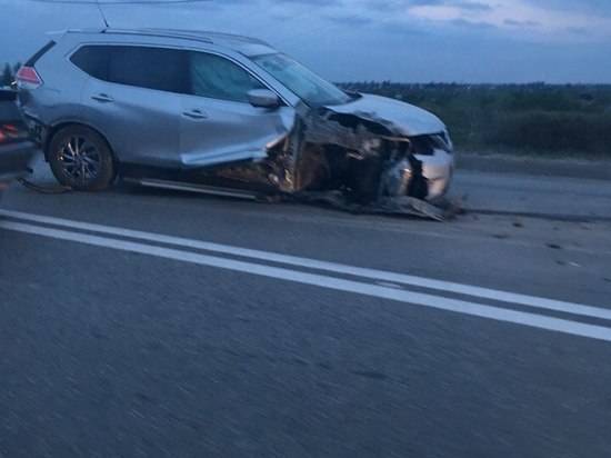 В Волжском на плотине в ДТП у иномарки снесло бампер