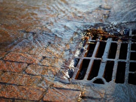 «Красный Октябрь» незаконно сбрасывает воду в ливневку
